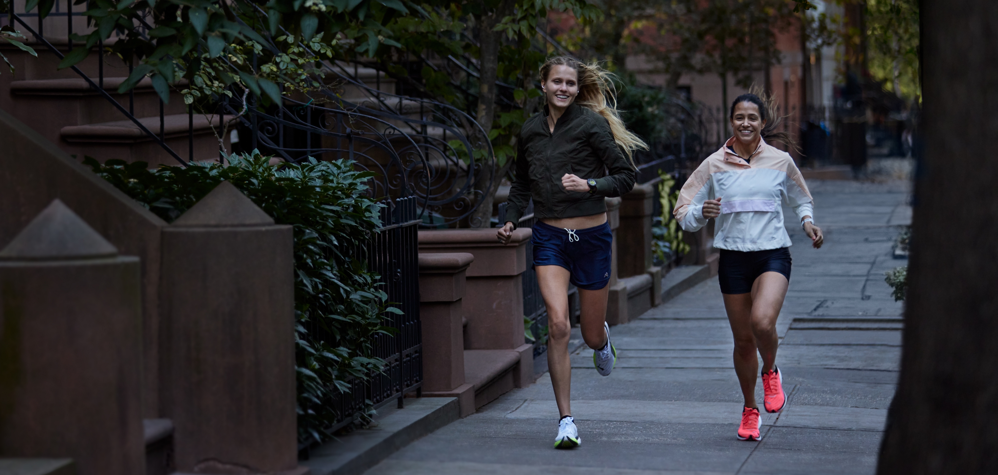 Des femmes font du jogging avec le nouveau Garmin Forerunner 265