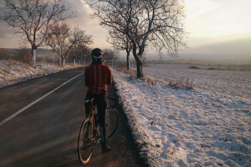 À vélo dans la neige et le froid glacial