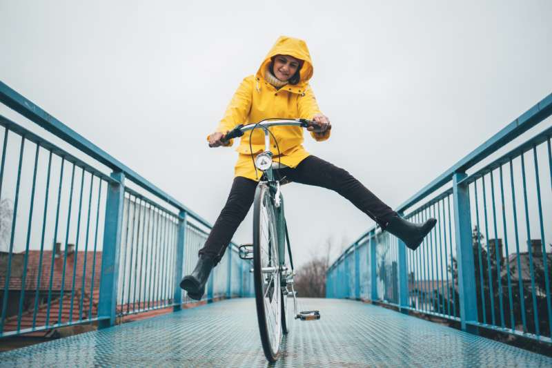 À vélo sous la pluie : 9 conseils pour rester au sec