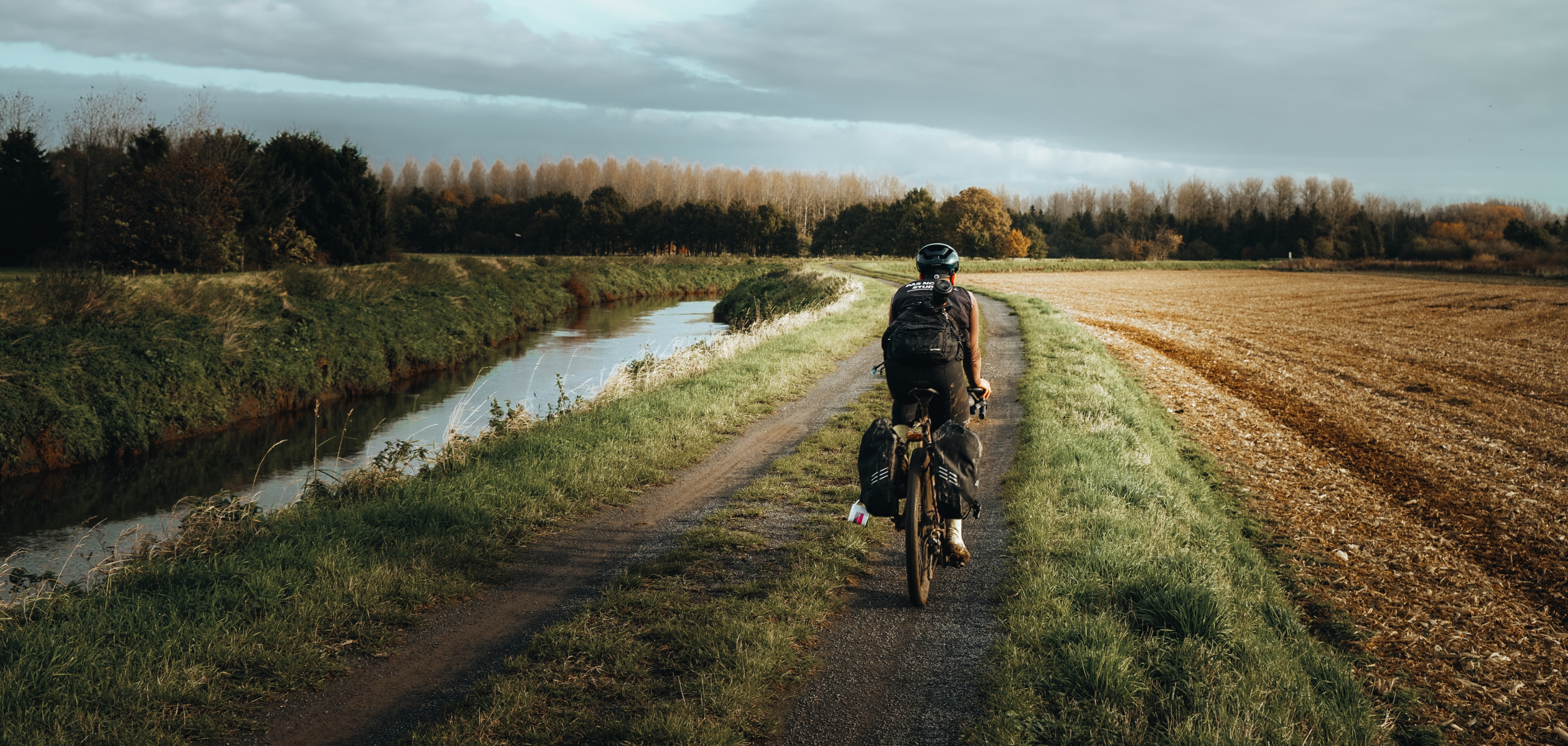 Des personnes font du vélo sur des itinéraires gravel en Belgique