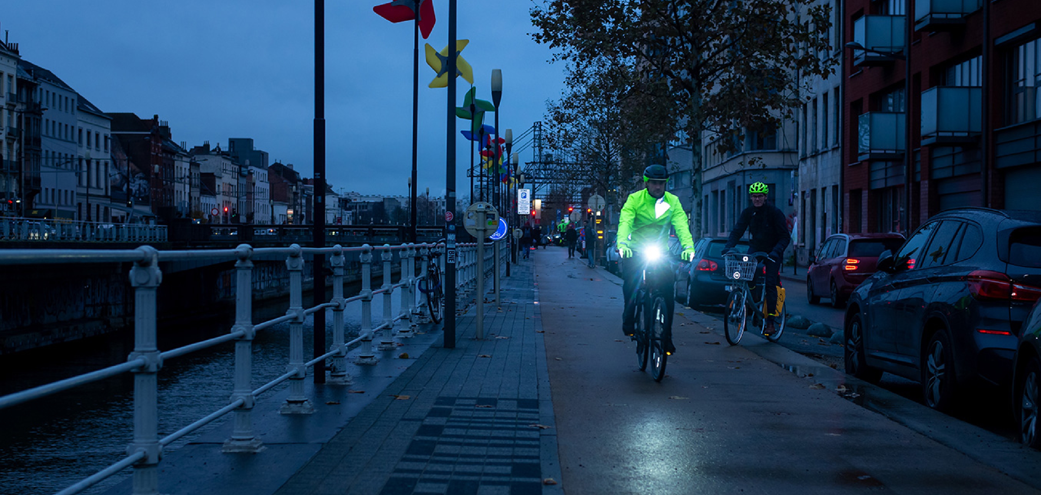 Cycliste dans l’obscurité avec éclairage de vélo