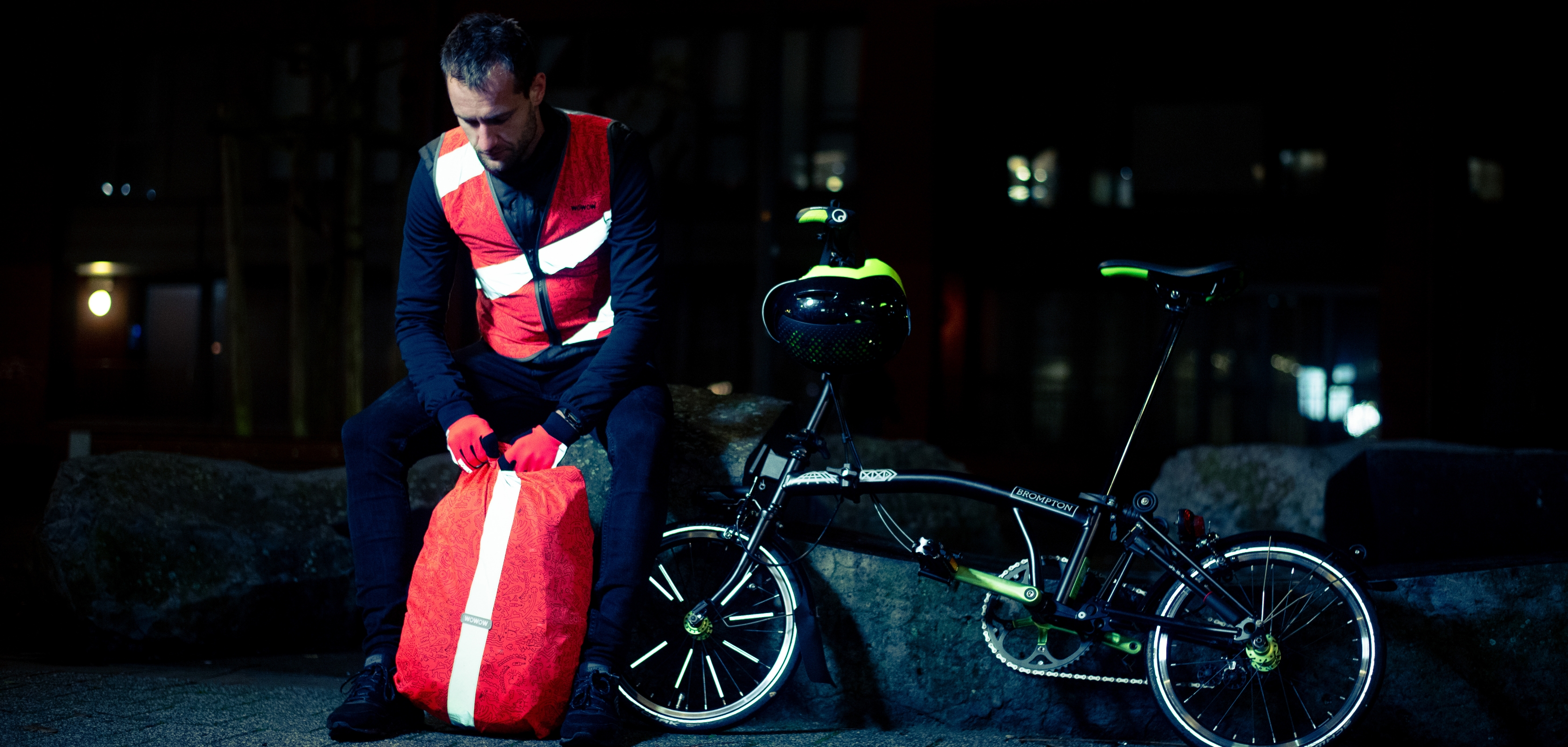 Homme à vélo avec gilet fluo