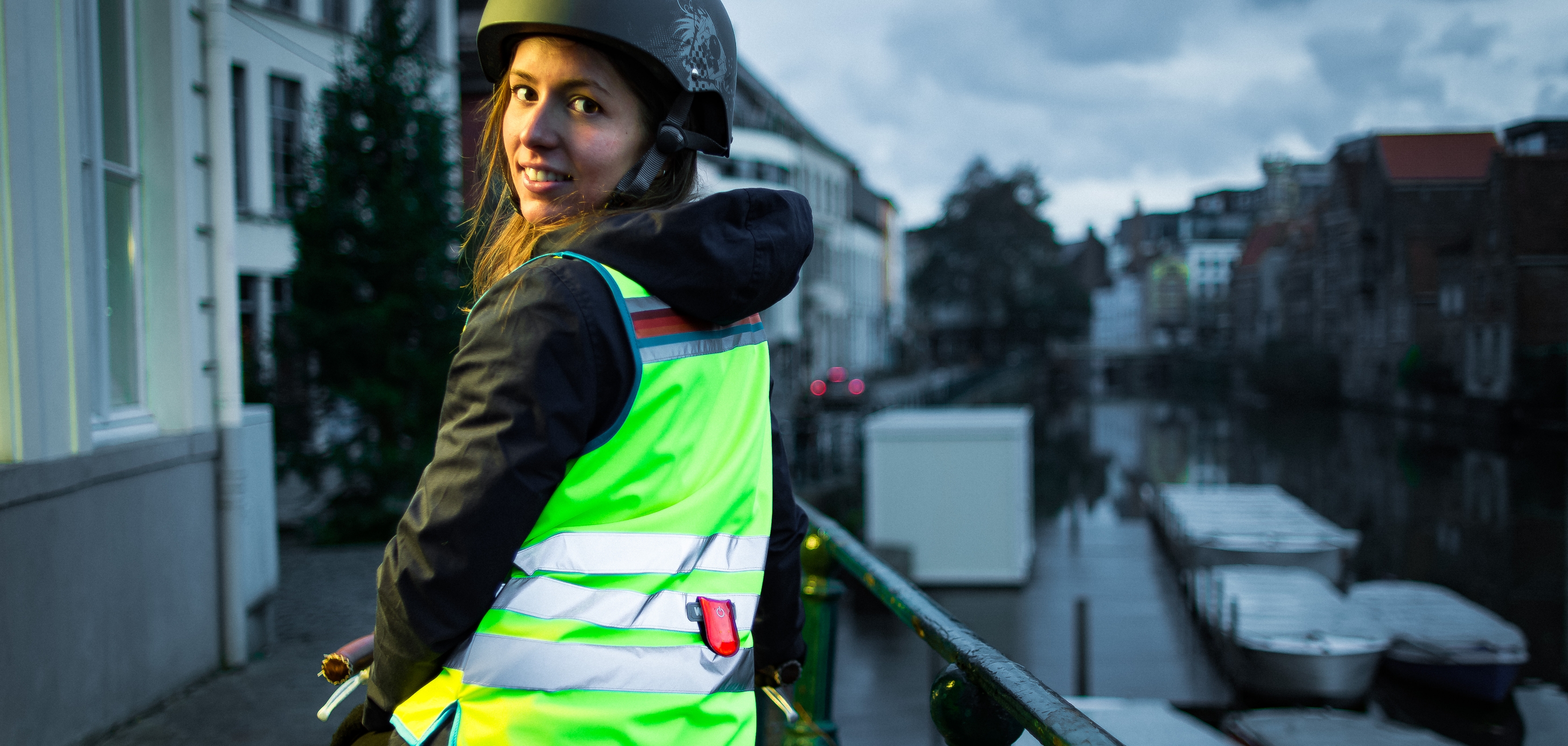 Fille à vélo visible avec éclairage de vélo