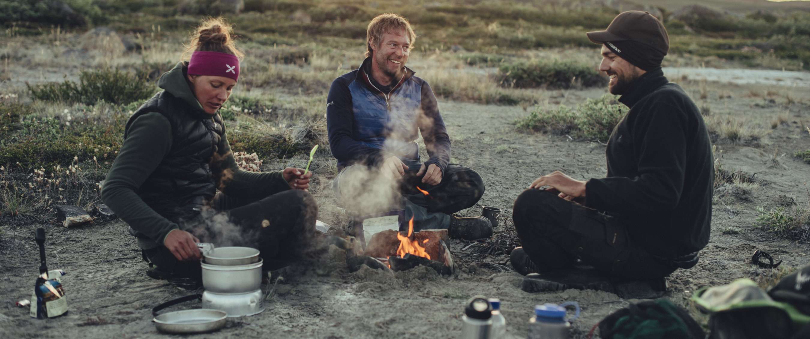 Des personnes cuisinent en camping