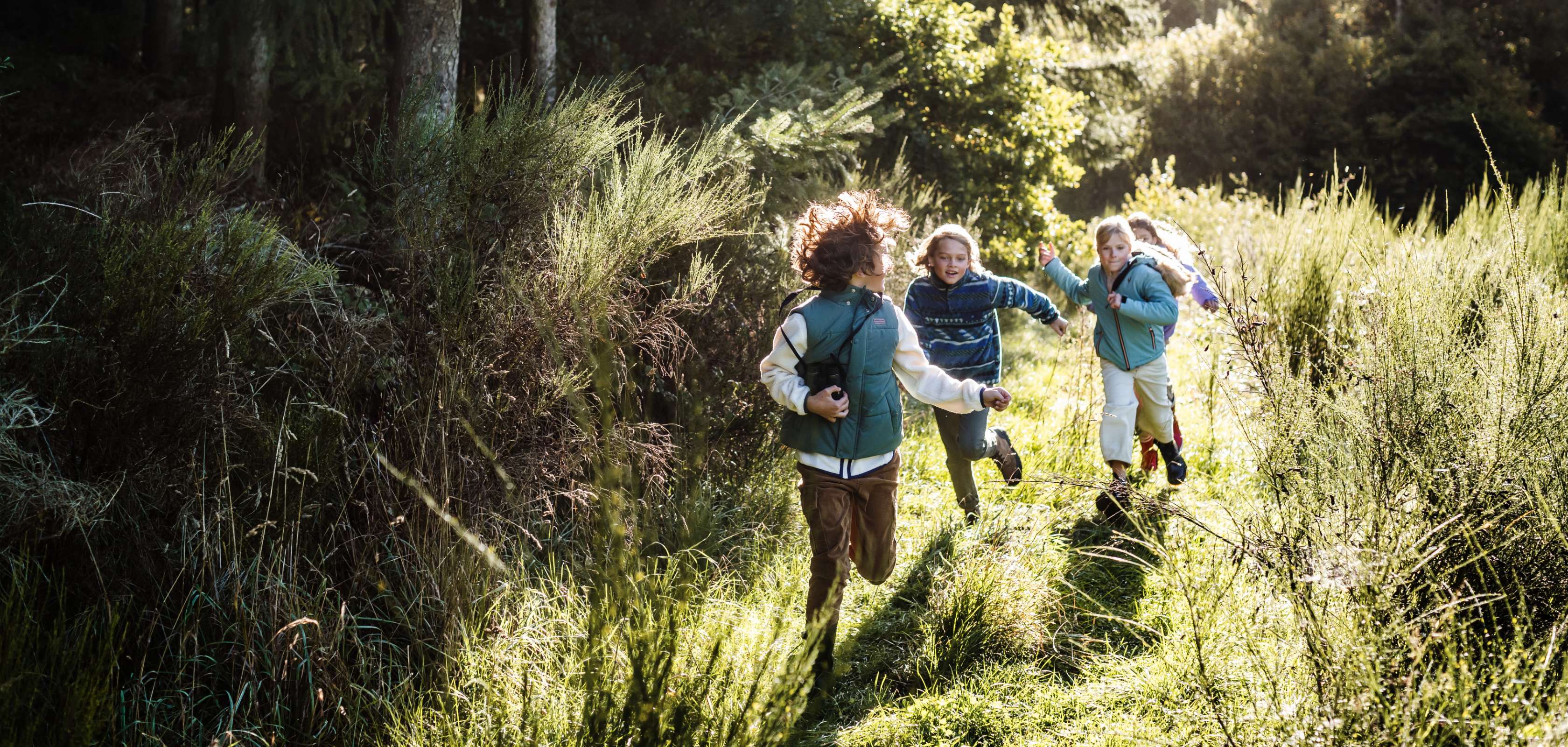 Kinderen spelen buiten tijdens een leuke wandeling voor kinderen