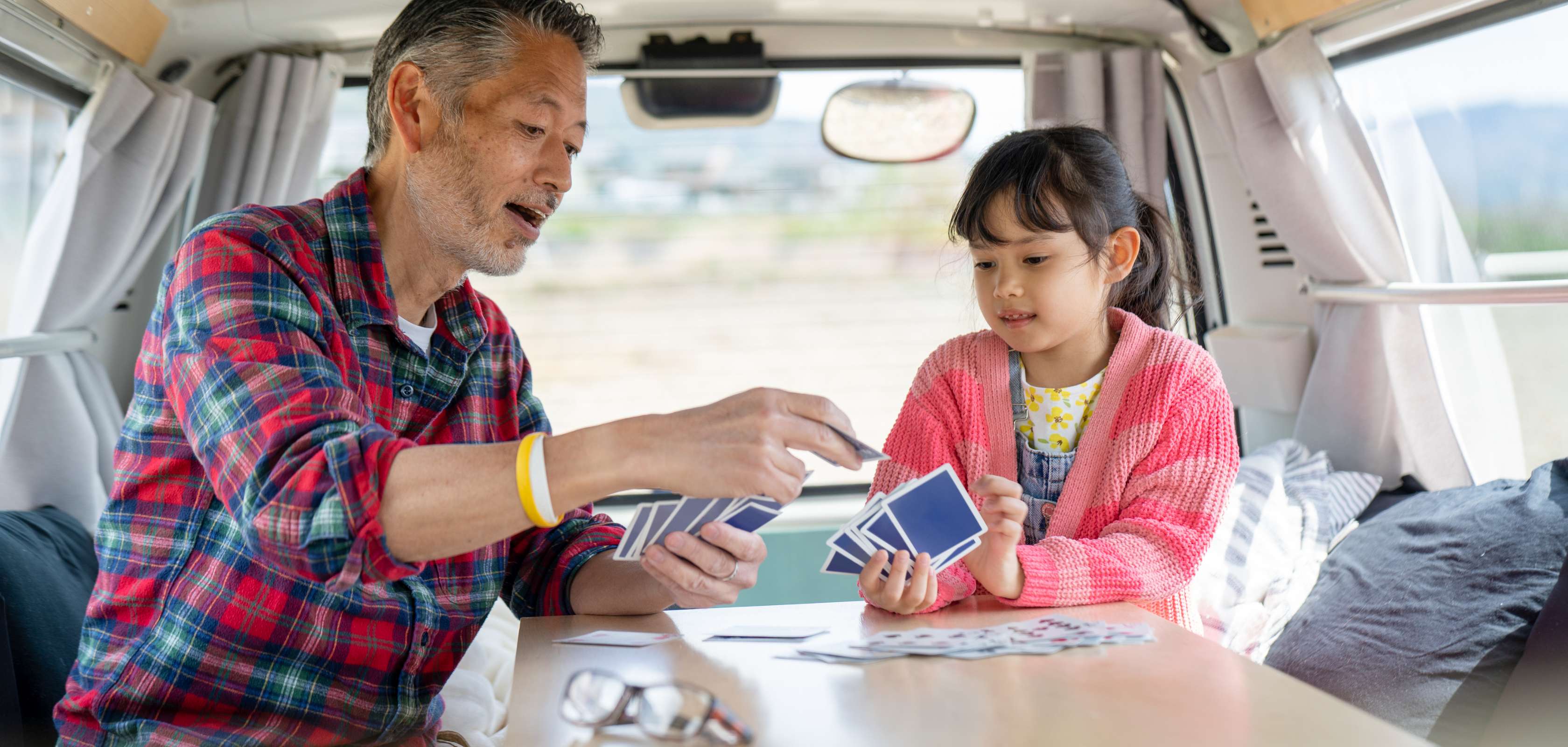 Un grand-père et sa petite-fille en voyage en camping-car