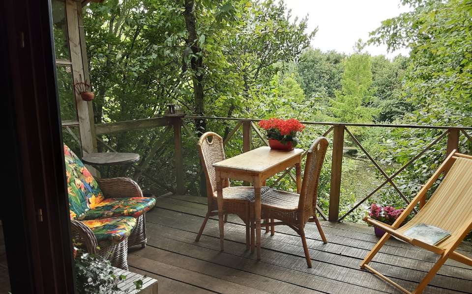 Une belle cabane dans les arbres à Hemelgem en Flandre occidentale pour un rendez-vous galant