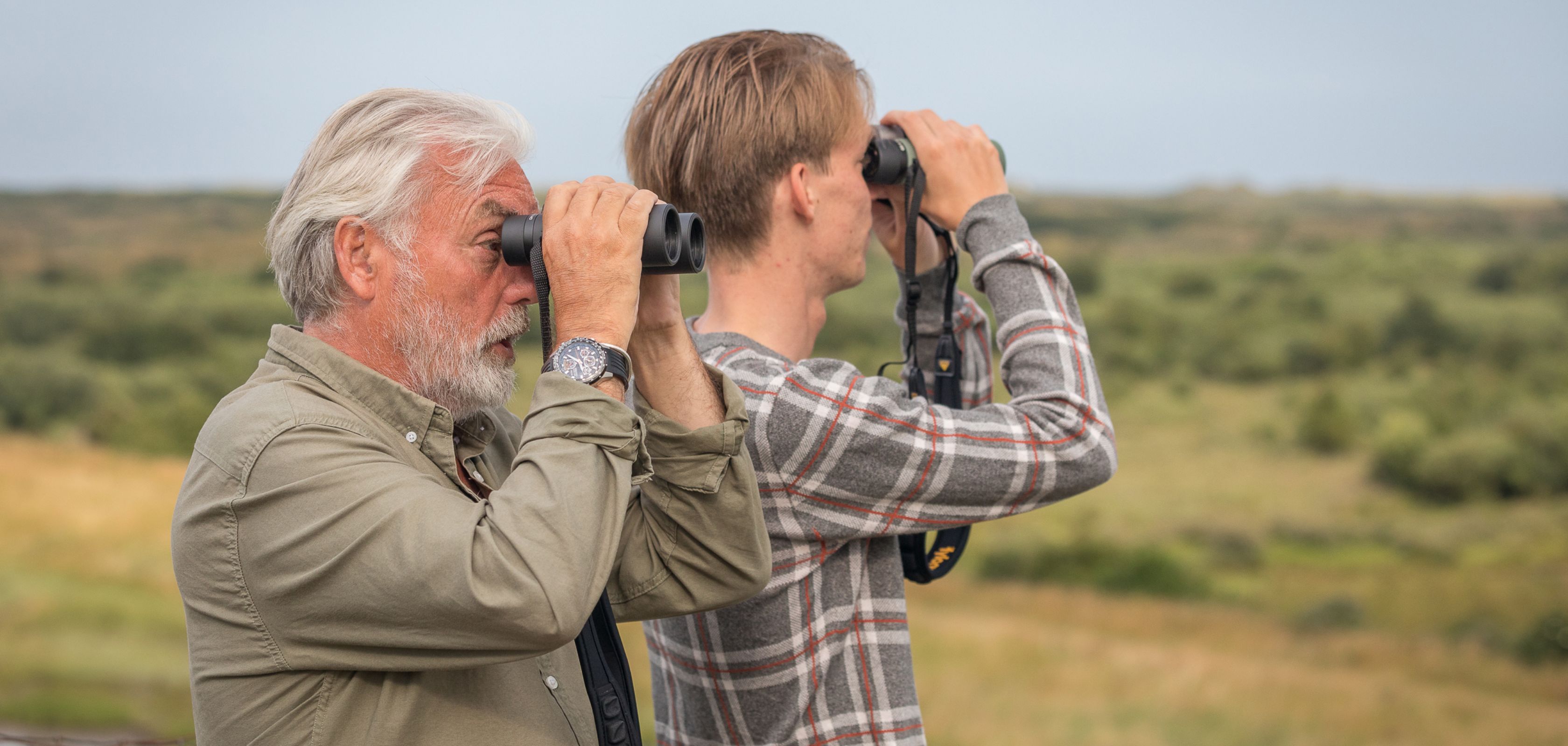 Mensen kijken vogels met een Bynolyt-verrekijker