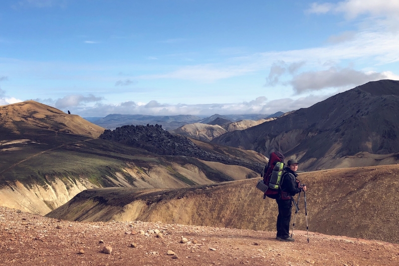 Zoë part seule en randonnée à l’aventure