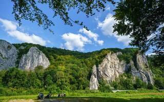 Mensen picknicken tijdens een van de mooiste wandelingen tijdens de Ardennen de Promenade des Rochers