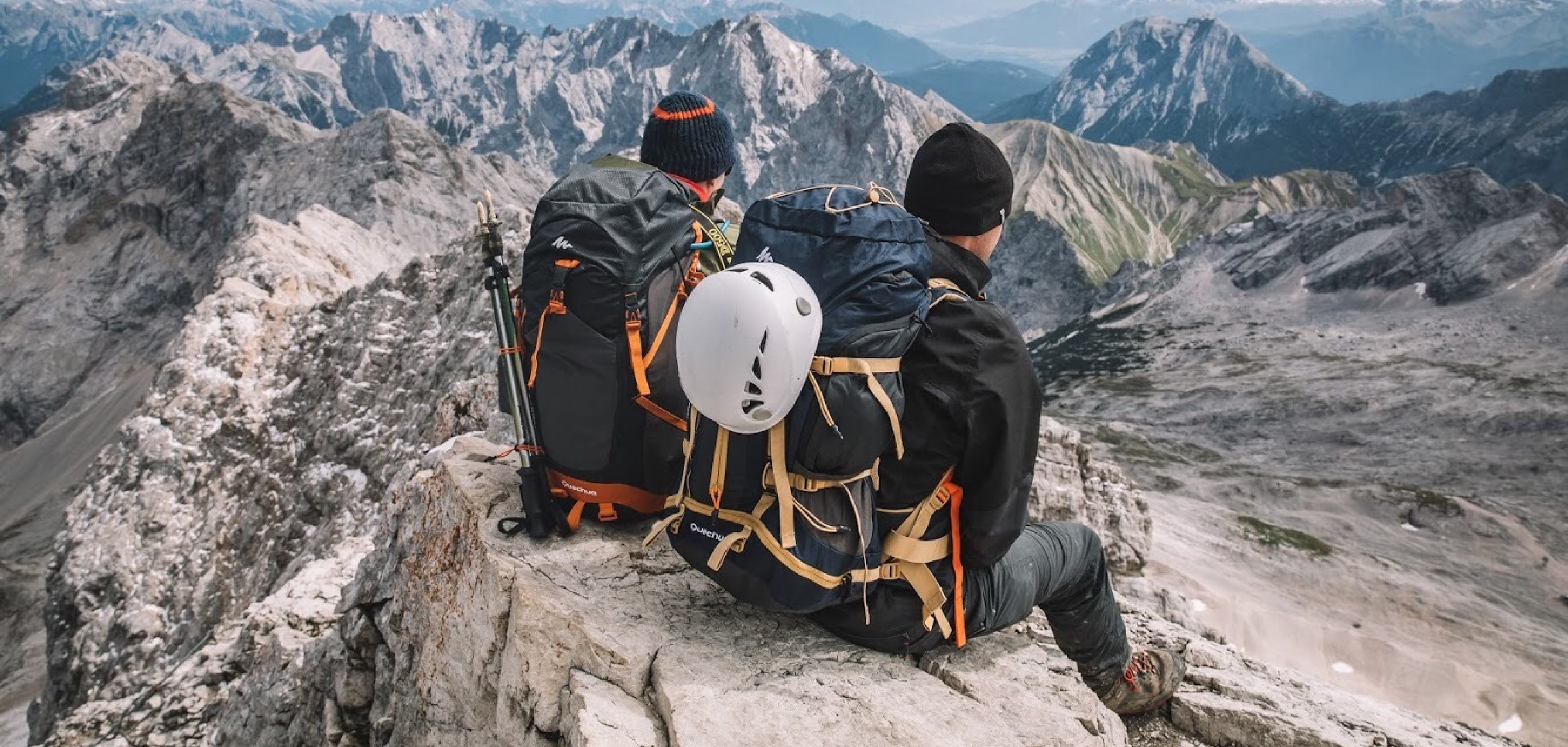 Des personnes montent vers le sommet lors d’une randonnée de refuge en refuge en Autriche