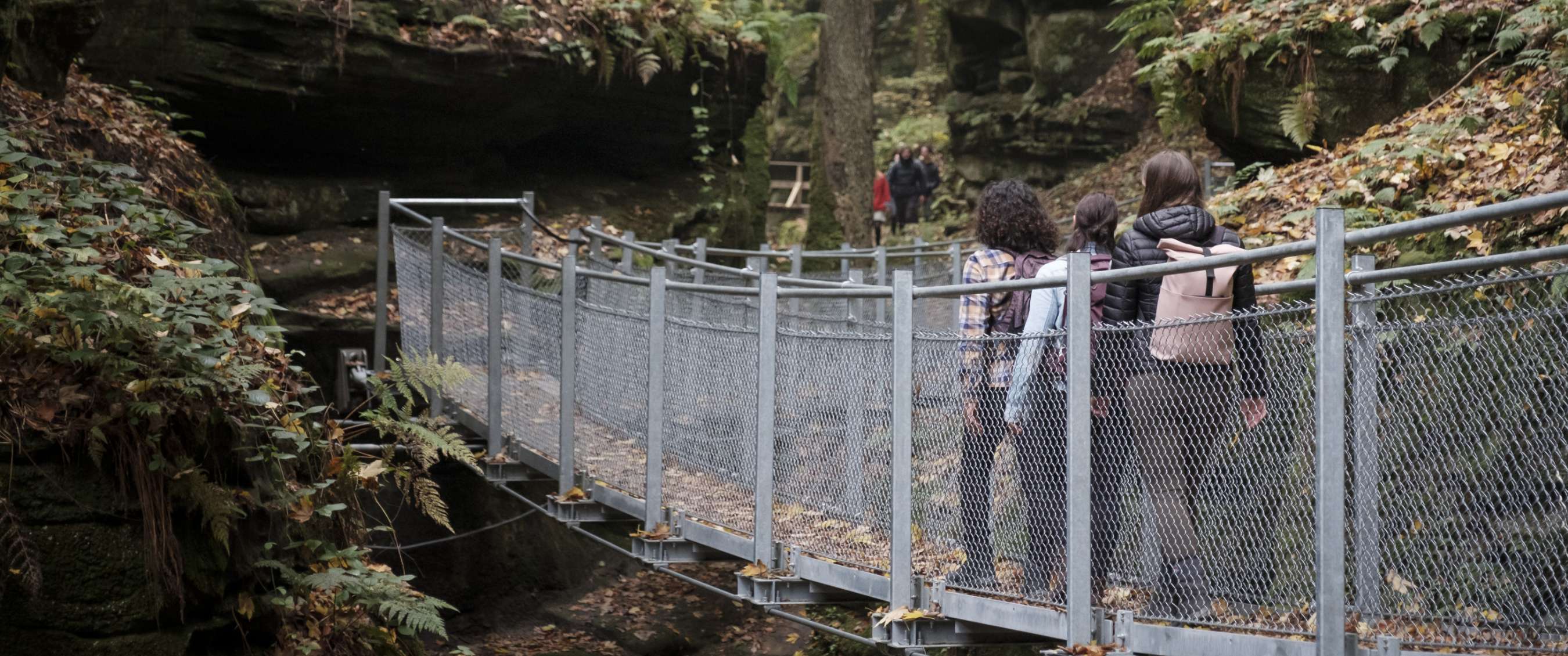 Des gens randonnent sur le Mullerthal Trail au Luxembourg