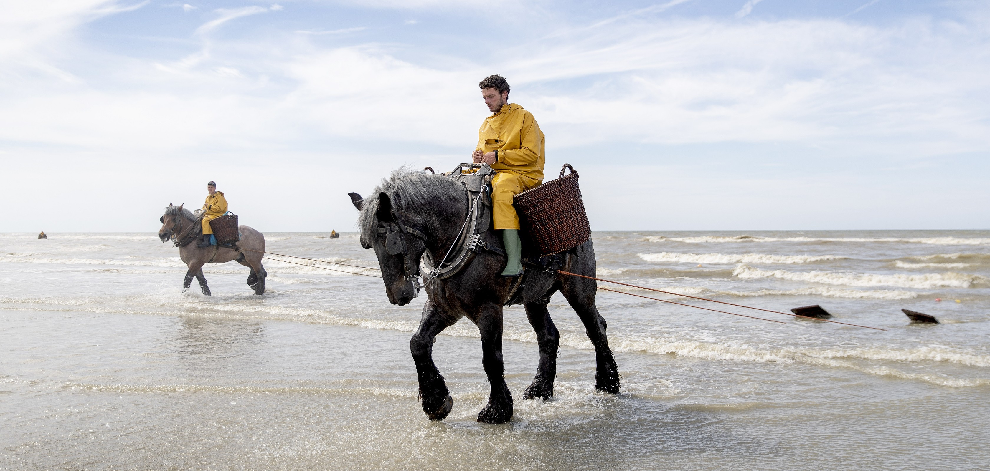 Les pêcheurs de crevettes lors une randonnée sur la côte belge à Ostdunkerque