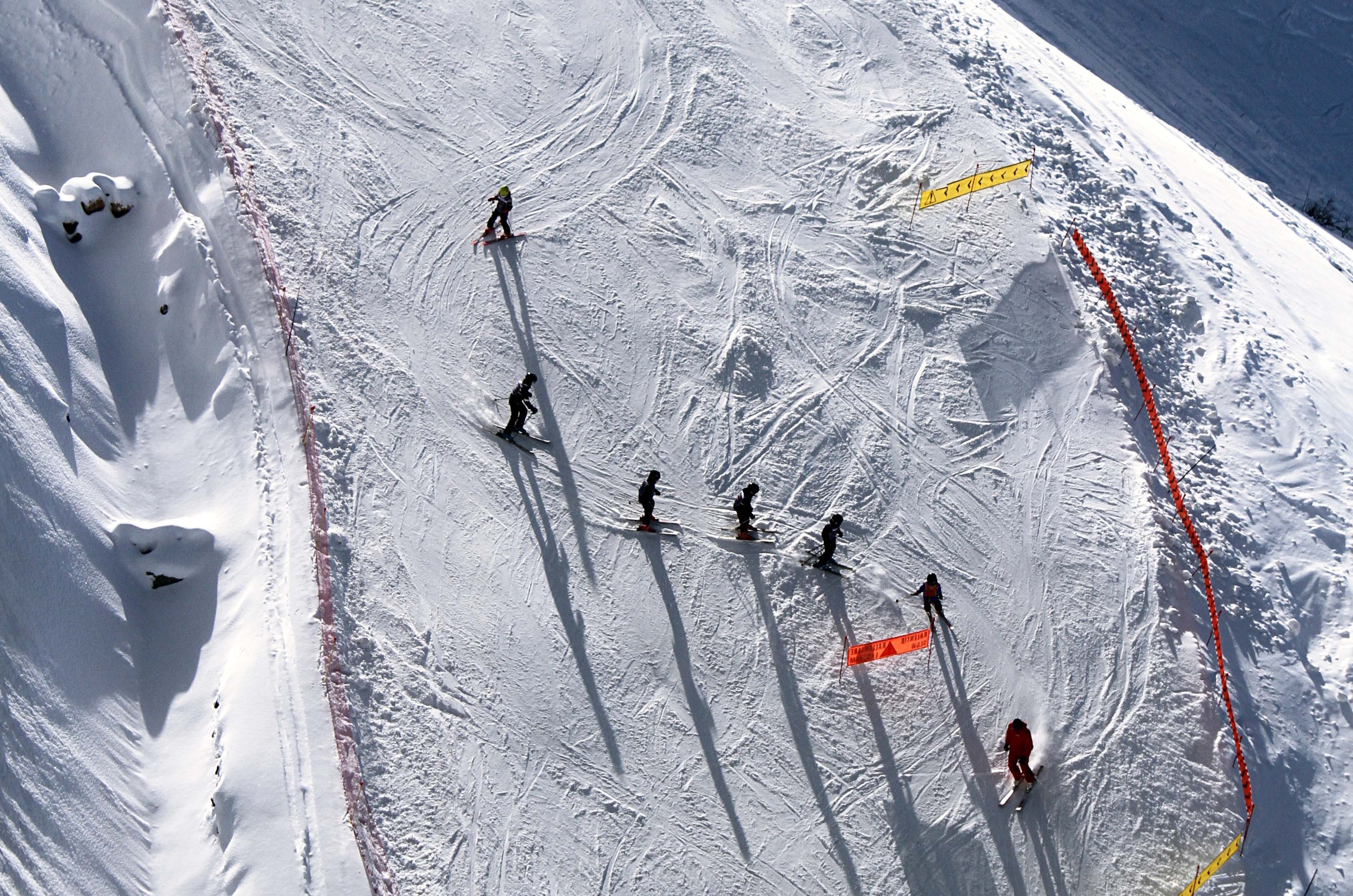 Éviter les accidents sur les pistes : premiers secours et règles sur les pistes