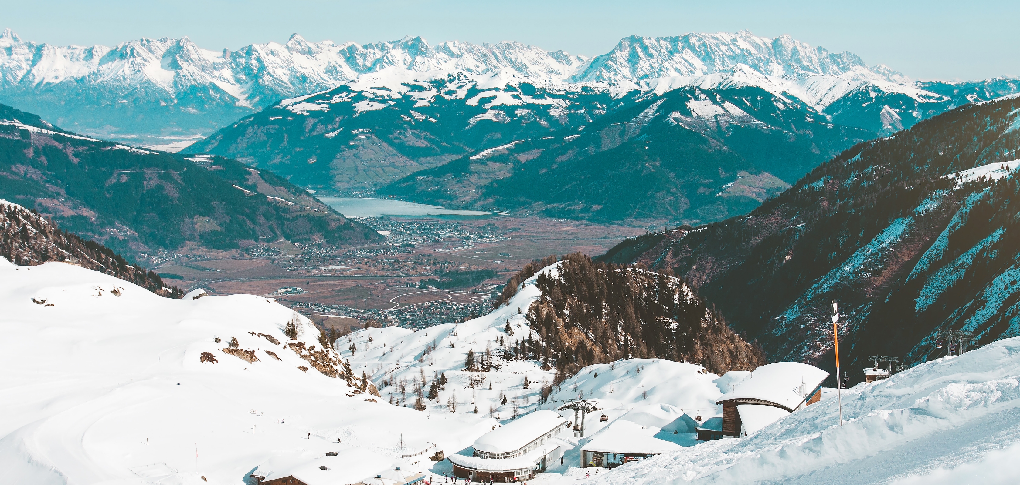 Skieur qui descend vers la vallée 